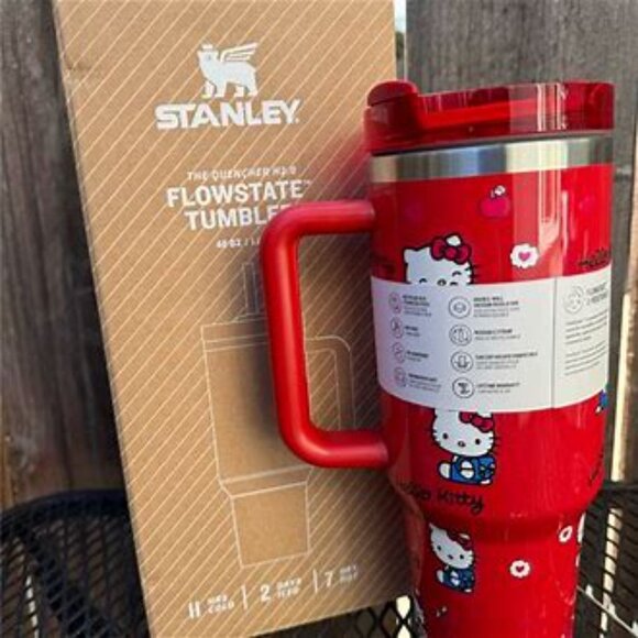 Hello Kitty Stanley, 40oz! Red with glitter! - Picture 4 of 4